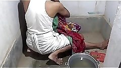 ससुर ने बहू के साथ किया सेक्स बाथरूम में